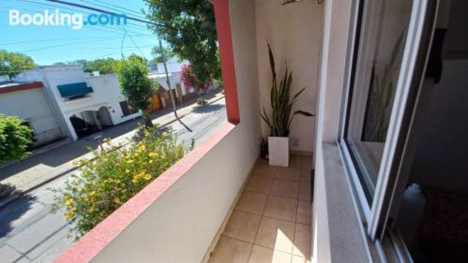 Depto Calle 18 - Soleado y Con Balcon