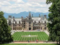 Near Sierra Nevada & Biltmore 4BR/2BA 1 minute to Asheville Airport/Ag Center.