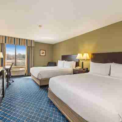 Holiday Inn Express & Suites DELAFIELD by IHG Rooms
