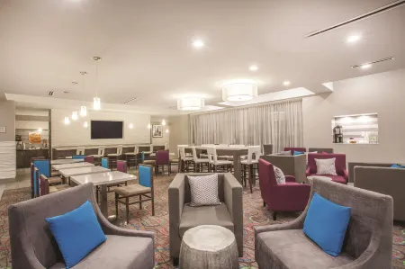 La Quinta Inn & Suites by Wyndham Forsyth Отели в г. Форсайт