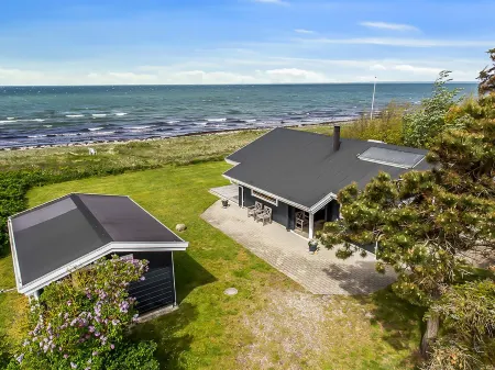 "Stacie" - 10m from the Sea