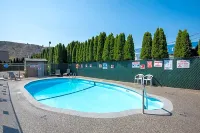 Super 8 by Wyndham Kamloops East - Motels