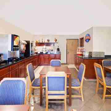 Baymont by Wyndham Battle Creek Downtown Dining/Meeting Rooms