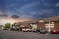 Super 8 by Wyndham St. Cloud - 駐車場
