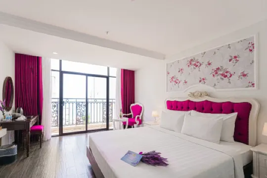 Bonjour Nha Trang Hotel Отели рядом с достопримечательностью «Башня Чамхыонг»