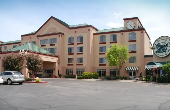 威諾納假日套房酒店