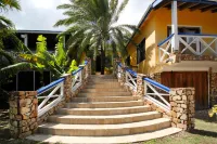 The Carib House 5 Bedrooms and Pool Close to Beach فنادق في 