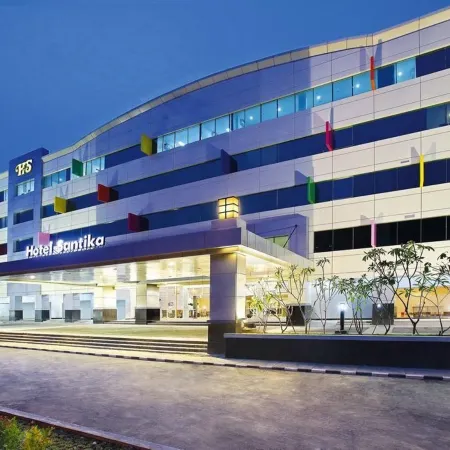 Hotel Santika Kelapa Gading Отели рядом с достопримечательностью «Торговый центр Sunter Mall»