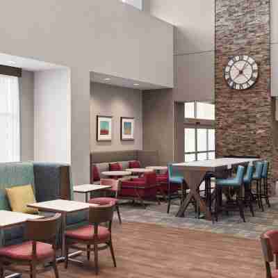 Hampton Inn & Suites by Hilton Kelowna Airport BC Dining/Meeting Rooms