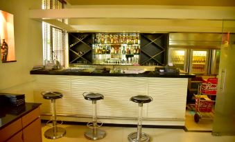 Hi5 Hotel & Experience