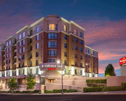 Residence Inn Birmingham Downtown at UAB Отели рядом с достопримечательностью «Научный Центр МакУэйн»