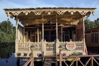 Best 5 Star Luxurious Houseboats in Srinagar - bar