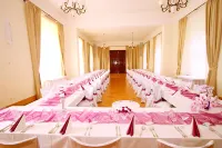 Zámek Křtiny Hotels in Slavkov u Brna