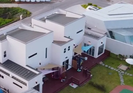 Gyeongju Macaron Kids Pool Villa Pension Отели рядом с достопримечательностью «Пульгукса»