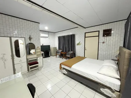 Sumber Ria Hotel Отели в г. Горонтало