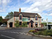 The Walnut Tree Hotel Hotele w: North Petherton