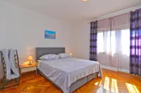 Spacious flat with pool just 300m from the beach