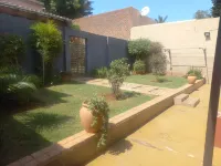 Modern comfortable sunny 3 bedroom house in Kensington Các khách sạn ở Bedfordview