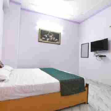 DS Residency Varanasi-Near Mandir-Free Wi-fi-Parking Rooms