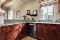 Single story Luxurious 1 BR 1 BA Kitchen Living Resort Pools Gym