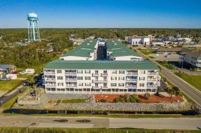 Blue Wolf Retreat! One Block to Beach! Pool, Pets, and Walk to groceries & more!