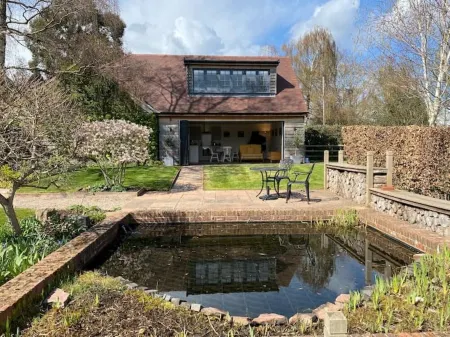 Wonderful rural idyll with glorious views and Yamaha baby grand piano Отели рядом с достопримечательностью «Парк Риверсайд»