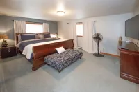 The Moose Pad, in quiet woods, Huge! Sleeps 12, own private deck with Hot tub! Hotels near Flattop Mountain