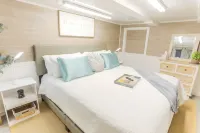 Adorable cottage with king Size bed and a short distance to WW University - 3-Star