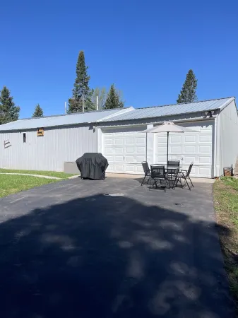 Tiny’s  Retirement Home near the trails Отели в г. Монреаль