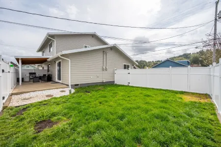 The Salty Duplex (Left Side) Отели рядом с достопримечательностью «Лейк Мари Трейлхед»