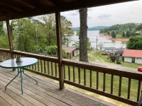 Beautiful 2 bedroom cabin with amazing lake views