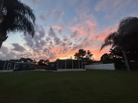 PETS STAY FREE Camp St Cabanas Unit 3 on Lake Dora Отели в г. Таварс