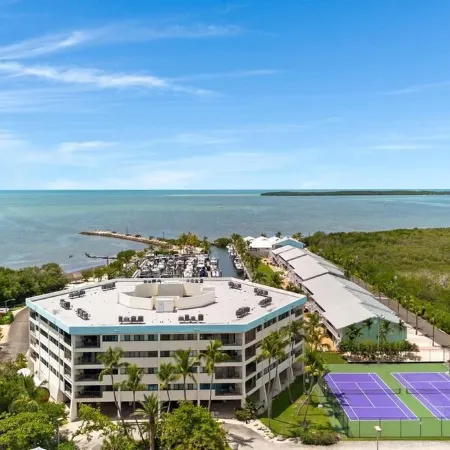 Overlooking The Marina and Ocean Includes Use of Golf Cart Pet-Friendly