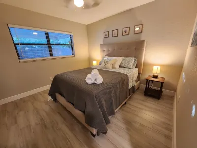 Stylish! 3 bedroom duplex -minutes from the beach Publix Super Market at Tri City Plaza附近的飯店