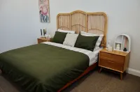 Beautifully renovated apartment close to beach with a gorgeous views Hotels near Crystal Brook Memorial Rotunda