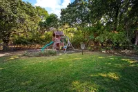 Luxury Family Oasis: Huge pool, Spa, Firepit, Playground, Outdoor Kitchen, Games