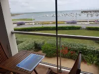 T2 apartment with sea and port view Hotels in Sarzeau