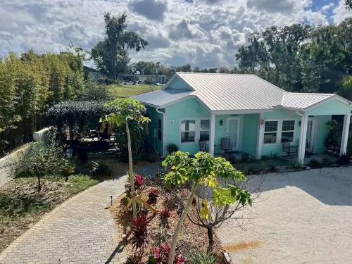 Beautiful Lakeview 1 bedroom/1 bath unit