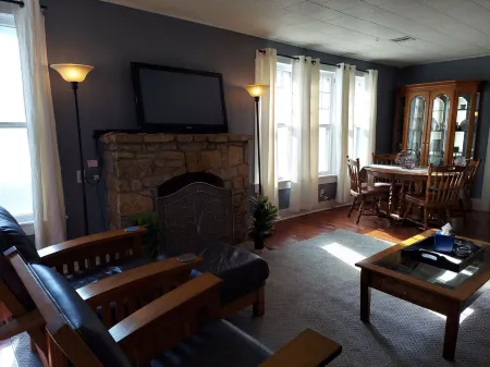 Renovated Bungalow with Cozy Gas Fireplace Отели в г. Allen County