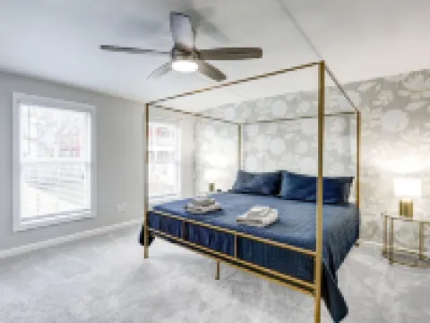 Beautiful Home w/ Private Yard! Walkable to Markets, Coffee Shops & More! Hotels in Lancaster