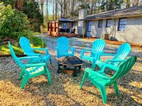 Modern and Stylish Creekside Retreat Home - Walk to Downtown