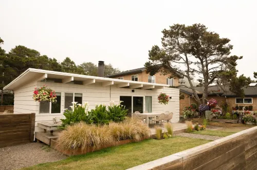 New! Cutest Cottage on the Oregon Coast + Hot Tub + Steps to the Beach! Hotels in Neskowin