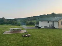 Family friendly cottage, covered deck, close to lake to fish, swim, and boat Các khách sạn ở Triangle