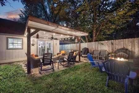 Family Retreat - Jetted Bathtub - Next to park with Pool, Tennis, & Playground!