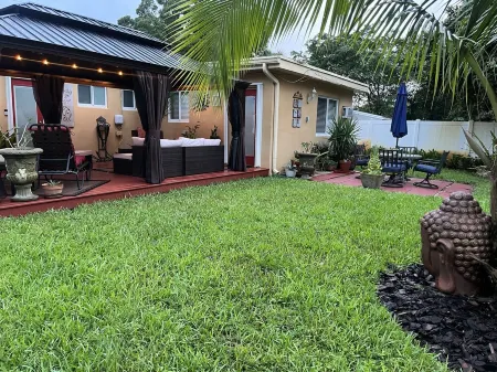 Quaint Wilton Manors Retreat Отели в г. Уилтон Манорс