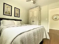 Quaint 2 bedroom cottage at Bass Lake-paddle boards, kayaks, private ramp, bikes
