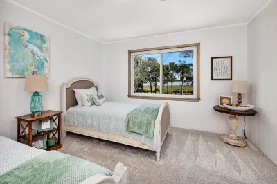 Live Oak Cottage - Riverfront Getaway with Dock Access