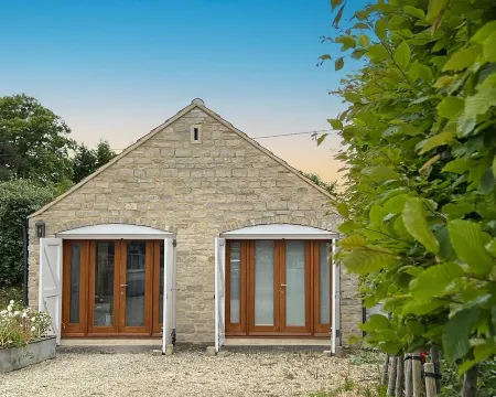 Whitley Old Garage, Whole Snug Luxury Cottage - Nr Lacock, Bath, Cotswolds