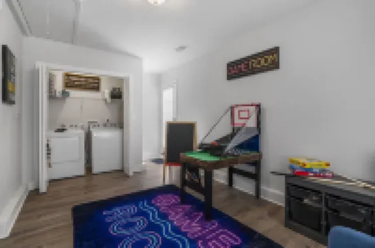 Entire Modern Home in Prime Dining & Shopping Area