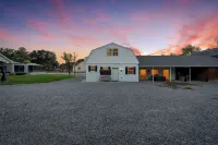 Huge Reunion Ctr 30+, 16 Br, 8.5 Bath, Pets Hotels in Riverton